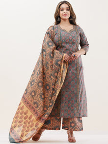 Gazal Aryaya Set Of Kurta Pants Dupatta