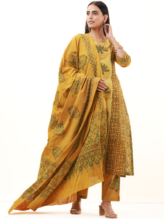 Ajrakh Pari Set Of Kurta Pants Dupatta