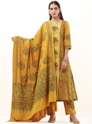 Ajrakh Pari Set Of Kurta Pants Dupatta