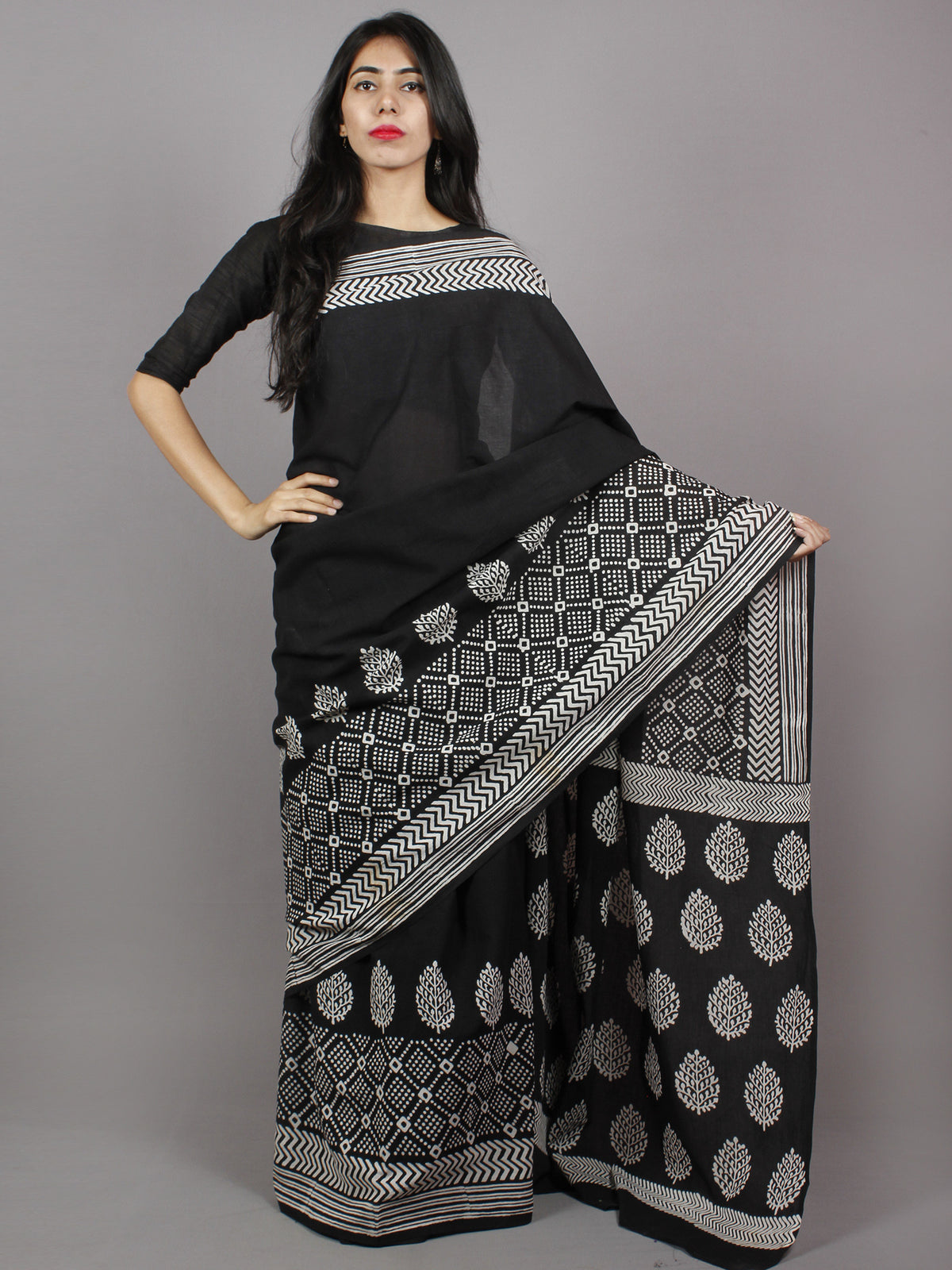 Black White Hand Block Printed Cotton Mul Saree - S031701353