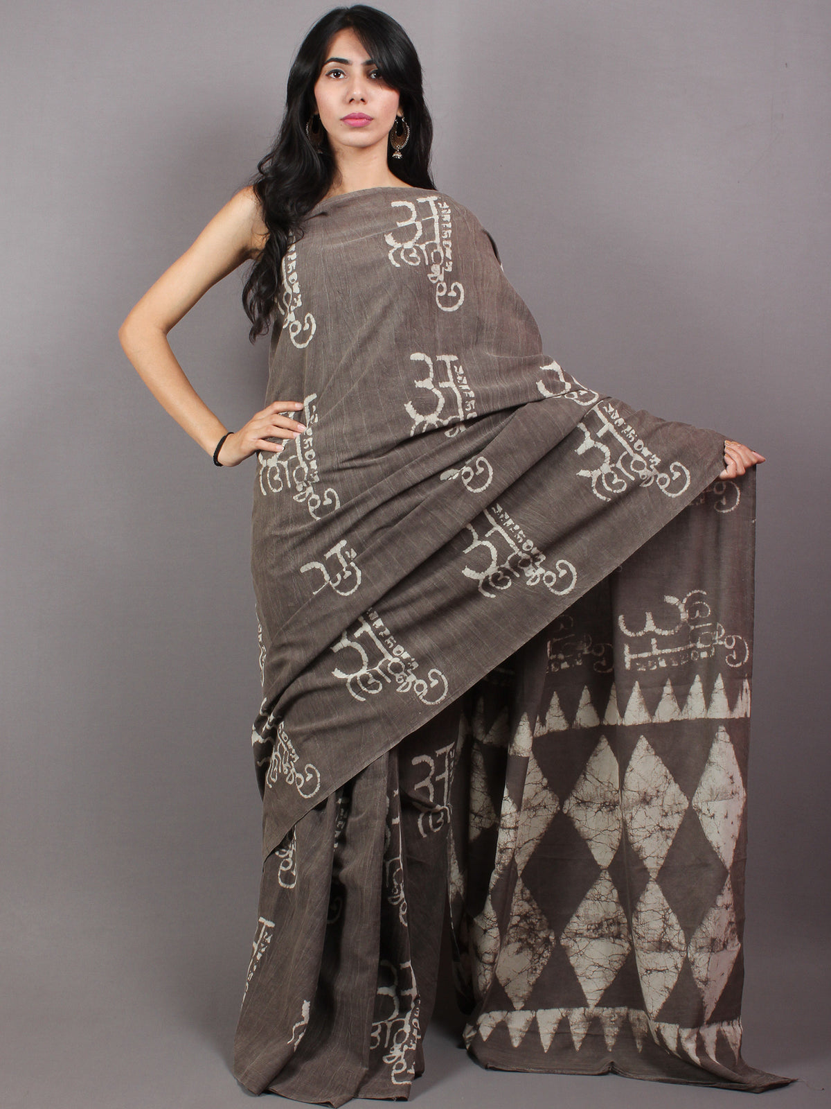 Fossil Grey Ivory Hand Block Printed in Natural Colors Cotton Mul Saree With Shaded Texture - S03170633