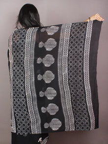 Black White Hand Block Printed in Natural Colors Cotton Mul Saree - S03170793
