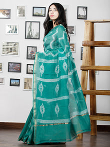 Teal Green White Maheshwari Silk Hand Shibori Dyed Saree With Zari Border - S031702952