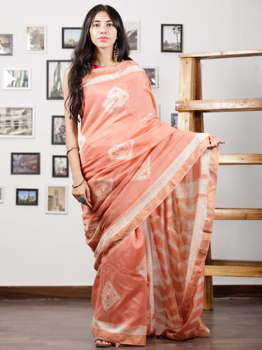 Peach White Maheshwari Silk Hand Shibori Dyed Saree With Zari Border - S031702963