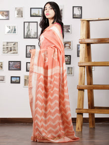 Peach White Maheshwari Silk Hand Shibori Dyed Saree With Zari Border - S031702963