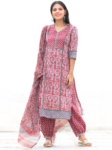Nayab Sajoon - Set of Kurta Salwar Pants & Kota Doria Dupatta - KS03C2569D