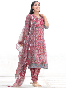 Nayab Sajoon - Set of Kurta Salwar Pants & Kota Doria Dupatta - KS03C2569D