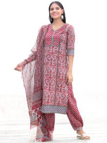 Nayab Sajoon - Set of Kurta Salwar Pants & Kota Doria Dupatta - KS03C2569D