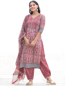 Nayab Sajoon - Set of Kurta Salwar Pants & Kota Doria Dupatta - KS03C2569D