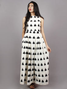 Ivory Black Long Sleeveless Handwoven Double Ikat Dress With Knife Pleats & Side Pockets - D3265503