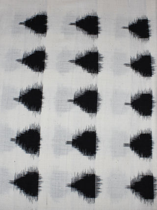 White Black Pochampally Hand Weaved Double Ikat Traingular Fabric Per Meter - F0916655