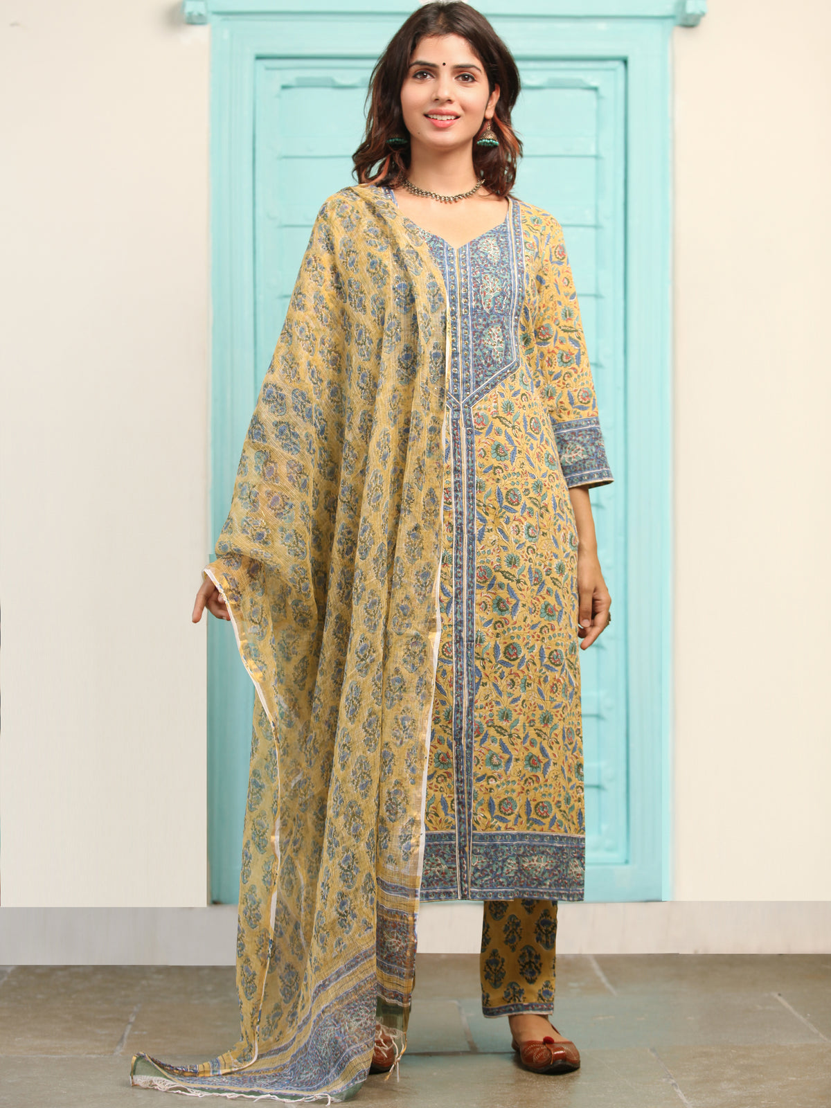 Hand Work Discharge Printed Cotton Kurti Pant Dupatta Set at Rs 850/piece  in Jaipur