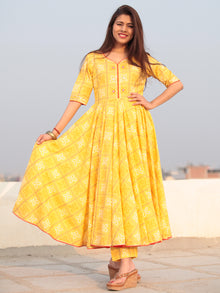 Raas Basanti - Set of Flared Bandhani Kurta & Pants  - KS85A2204