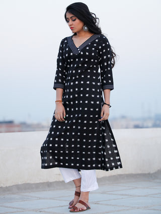 Tagai Ragni - Set of Ikat Kurta & Pants  - KS54E852