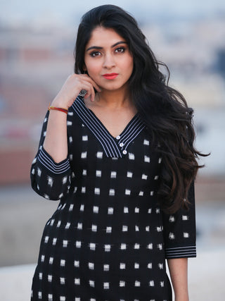 Tagai Ragni - Set of Ikat Kurta & Pants  - KS54E852