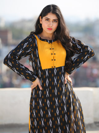 Tagai Aayna- Set of Ikat Kurta & Pants  - KS43B813