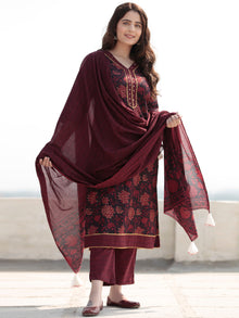 Zohra Fazeen Set of Straight Kurta Pants & Dupatta