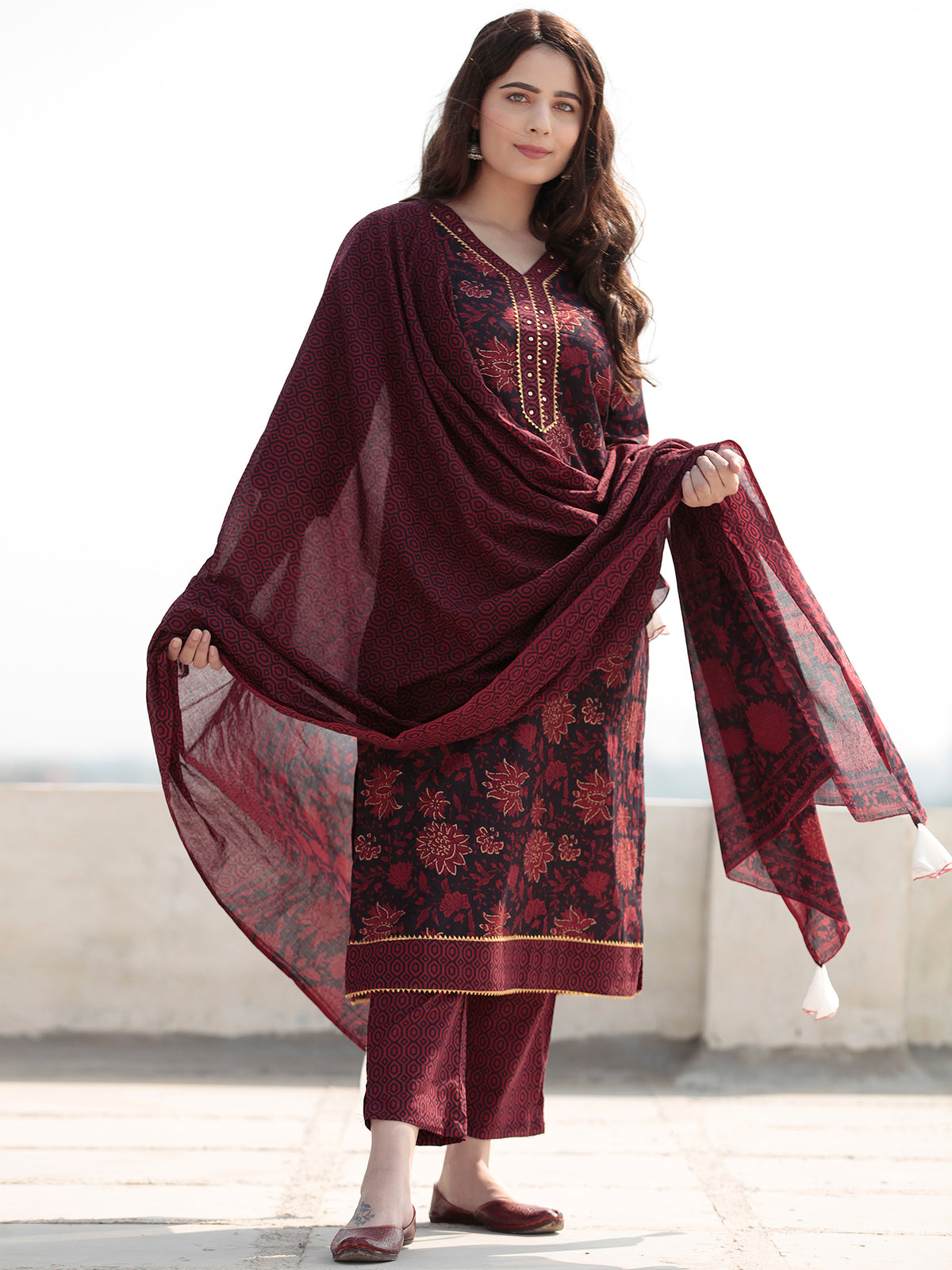 Zohra Fazeen Set of Straight Kurta Pants & Dupatta