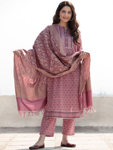 Zohra Nahiza - Set of Straight Kurta Pants & Banarsee Dupatta - KS47G2507D