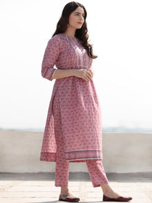 Zohra Nahiza - Set of Straight Kurta Pants & Banarsee Dupatta - KS47G2507D