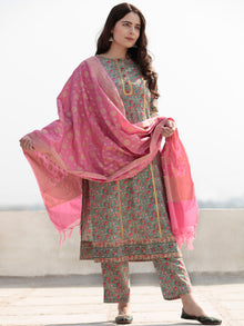 Zohra Inaya - Set of Kurta Pants & Banarsee Dupatta - KS62A2508D