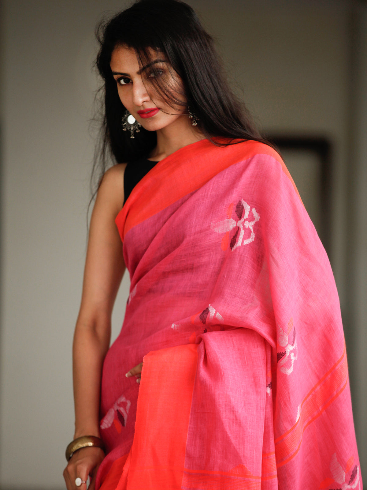 Pink Red Silver Handwoven Linen Jamdani Saree With Tassels - S031703790
