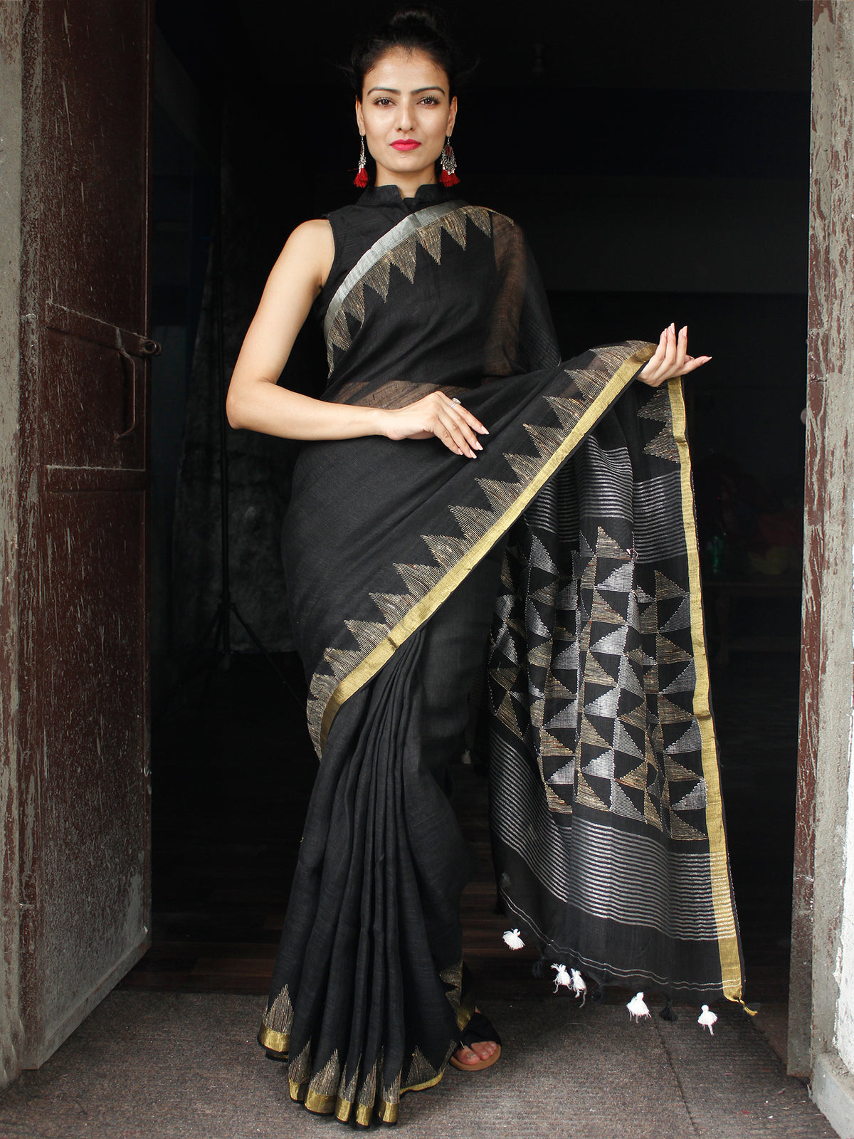 Black Golden Silver Handwoven Linen Jamdani Saree With Temple Border & Tassels - S031704017