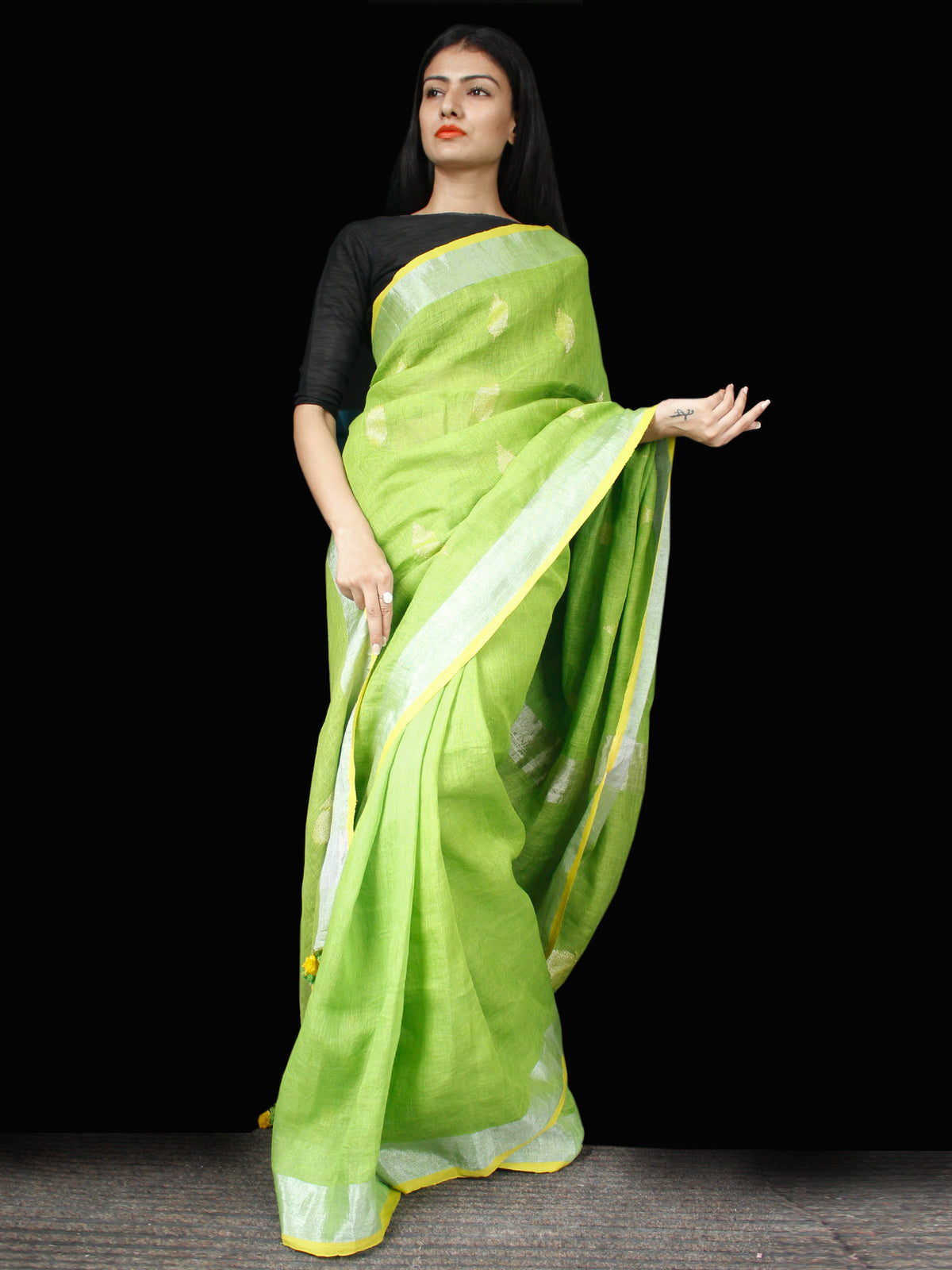 Chartreuse Green Handwoven Linen Jamdani Saree With Zari Pallu - S031703444