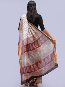 White Red Black Bagh Printed Maheshwari Cotton Saree - S031704280